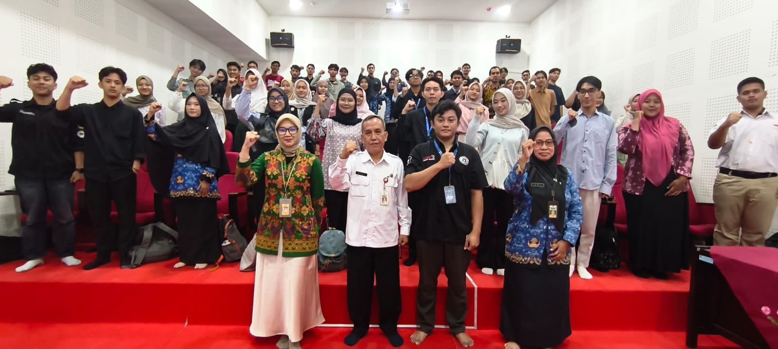 WahidPro with participants posing for a group photo in an auditorium